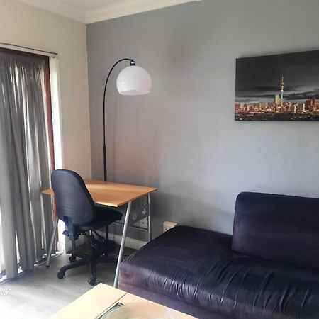 Villa In The Village โจฮันเนสเบิร์ก ภายนอก รูปภาพ
