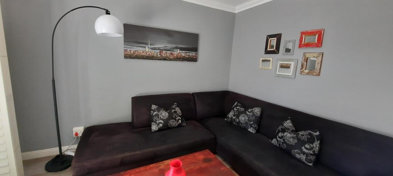 Villa In The Village โจฮันเนสเบิร์ก ภายนอก รูปภาพ