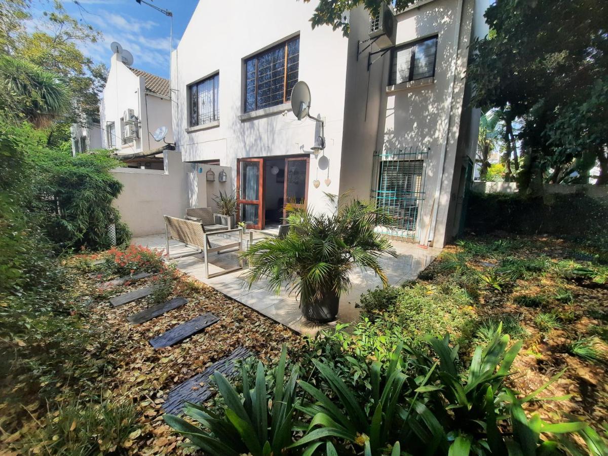 Villa In The Village โจฮันเนสเบิร์ก ภายนอก รูปภาพ